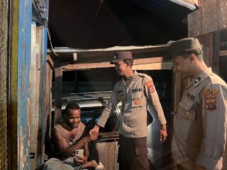 Polsek Kelila Hadir di Tengah Masyarakat Lewat Patroli Jalan Kaki Rutin