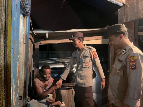 Polsek Kelila Hadir di Tengah Masyarakat Lewat Patroli Jalan Kaki Rutin