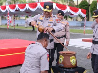 Polda Papua Barat Gelar Upacara Kenaikan Pangkat 575 Personel Polri dan PNS Polri