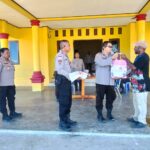 Wakapolres Mamberamo Tengah Serahkan Bantuan Sembako kepada Tokoh Pemuda di Kobakma