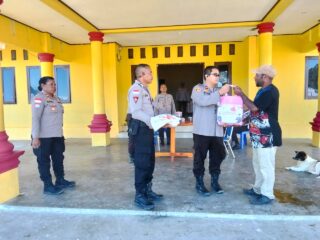 Wakapolres Mamberamo Tengah Serahkan Bantuan Sembako kepada Tokoh Pemuda di Kobakma