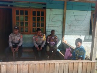 Bhabinkamtibmas polres mamberamo tengah laksanakan sambang binluh dan perkuat kemitraan kamtibmas di kampung kobakma satu