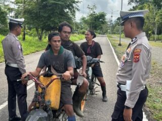 Pelayanan Humanis Sat Lantas Polres Mamberamo Raya Melaksanakan Giat Strong Point Pagi