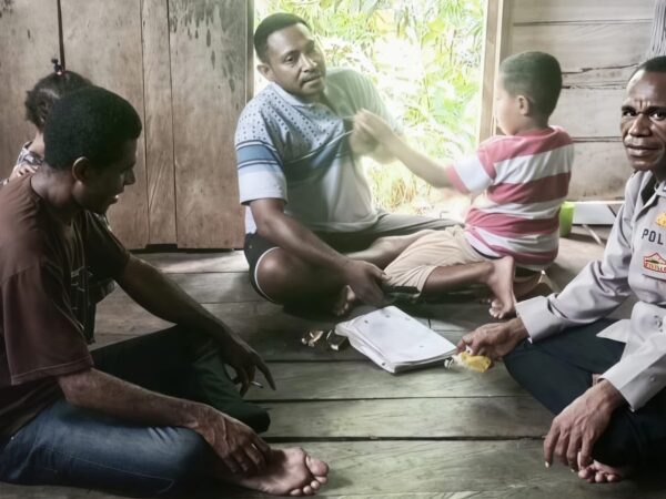 Polres Mamberamo Raya Mempererat Silaturahmi kepada Masyarakat dengan Melaksanakan Giat Sambang yang Dilakukan oleh Anggota Bhabinkamtibmas