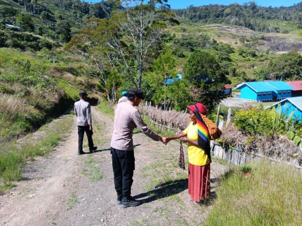 Patroli Sambang Regu III Polsek Kelila Perkuat Sinergi dengan Warga Kampung Binime
