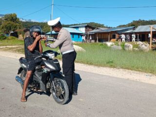 Satlantas Polres Mamberamo Tengah Gelar Strong Point Pagi untuk Wujudkan Kamseltibcarlantas