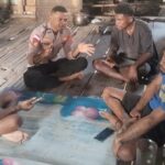Sat Polairud Polres Mamberamo Raya melaksanakan kegiatan binmas perairan  Burmeso – Sebagai upaya mempererat tali silatuhrahmi kepada masyarakat sekaligus menjaga keamanan dan ketertiban di wilayah perairan, Satuan Polairud Polres mamberamo melaksanakan kegiatan pembinaan masyarakat (Binmas) Perairan pada Senin (13/7/2026)  Dalam kegiatan tersebut, personel Sat Polairud menyambangi rumah warga yang berada di muara pelabuhan teba untuk menyampaikan beberapa pesan dan Himbauan Kamtibmas, Masyarakat dihimbau agar bersama-sama menjaga keamanan lingkungan, meningkatkan kewaspadaan terhadap tindak kriminal di wilayah perairan.  Selain memberikan edukasi pentingnya menjaga keamanan laut, personel juga mengigatkan agar selalu mengutamakan keselamatan saat melaut dengan memperhatikan kondisi cuaca, selalu mengunakan perlengkapan keselamatan, serta memperhatikan kondisi kapal atau perahu sebelum berlayar.  Personel juga mengigatkan kepada masyarakat untuk selalu melapor kepada pihak kepolisian apabila menemukan aktifitas yang mencurigakan maupun kejadian yang berpotensi mengganggu keamanan dan ketertiban di wilayah perairan.  Melalui kegiatan Binmas perairan yang dilaksanakan rutin, Sat Polairud Polres Mamberamo Raya berharap terjalin sinergi yang semakin erat dengan masyarakat sehingga tercipta situasi kamtibmas yang aman, tertib, dan kondusif di wilayah perairan kabupaten Mamberamo Raya. (FB)