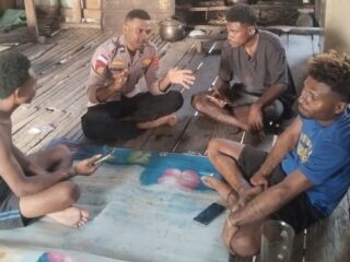 Sat Polairud Polres Mamberamo Raya melaksanakan kegiatan binmas perairan  Burmeso – Sebagai upaya mempererat tali silatuhrahmi kepada masyarakat sekaligus menjaga keamanan dan ketertiban di wilayah perairan, Satuan Polairud Polres mamberamo melaksanakan kegiatan pembinaan masyarakat (Binmas) Perairan pada Senin (13/7/2026)  Dalam kegiatan tersebut, personel Sat Polairud menyambangi rumah warga yang berada di muara pelabuhan teba untuk menyampaikan beberapa pesan dan Himbauan Kamtibmas, Masyarakat dihimbau agar bersama-sama menjaga keamanan lingkungan, meningkatkan kewaspadaan terhadap tindak kriminal di wilayah perairan.  Selain memberikan edukasi pentingnya menjaga keamanan laut, personel juga mengigatkan agar selalu mengutamakan keselamatan saat melaut dengan memperhatikan kondisi cuaca, selalu mengunakan perlengkapan keselamatan, serta memperhatikan kondisi kapal atau perahu sebelum berlayar.  Personel juga mengigatkan kepada masyarakat untuk selalu melapor kepada pihak kepolisian apabila menemukan aktifitas yang mencurigakan maupun kejadian yang berpotensi mengganggu keamanan dan ketertiban di wilayah perairan.  Melalui kegiatan Binmas perairan yang dilaksanakan rutin, Sat Polairud Polres Mamberamo Raya berharap terjalin sinergi yang semakin erat dengan masyarakat sehingga tercipta situasi kamtibmas yang aman, tertib, dan kondusif di wilayah perairan kabupaten Mamberamo Raya. (FB)