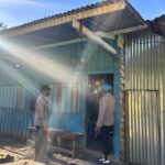Patroli Jalan Kaki, Piket Regu III Polsek Kelila Sampaikan Pesan Kamtibmas kepada Warga dan Pedagang