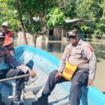 Polsek Waropen Atas melakukan pemantauan terhadap Air Sungai yang meluap Naik Hingga ke Permukiman Warga Kampung Barapasi