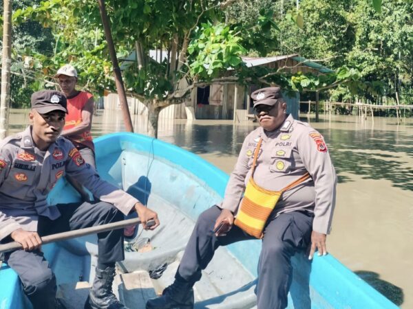 Polsek Waropen Atas melakukan pemantauan terhadap Air Sungai yang meluap Naik Hingga ke Permukiman Warga Kampung Barapasi