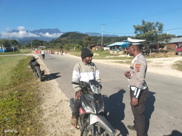 Satlantas Polres Mamberamo Tengah Laksanakan Strong Point Pagi, Ciptakan Kamseltibcar Lantas