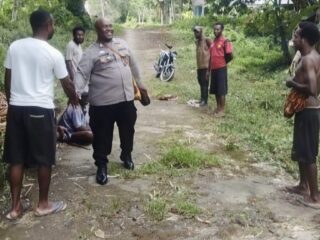 Bhabinkamtibmas Polres Mamberamo Raya di Polsek Waropen Atas Laksanakan Giat Sambang kepada Masyarakat