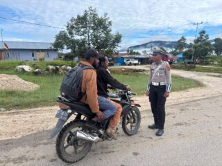 Satlantas Polres Mamberamo Tengah Laksanakan Strong Point Pagi, Wujudkan Kamseltibcar Lantas yang Kondusif