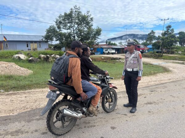 Satlantas Polres Mamberamo Tengah Laksanakan Strong Point Pagi, Wujudkan Kamseltibcar Lantas yang Kondusif