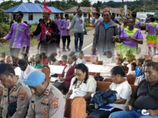 Pesonel Polres Mamberamo Raya Melaksanakan Pengamanan Kedatangan Rombongan Sidore GKI Tanah Papua