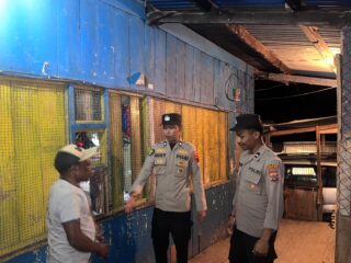 Pastikan Wilayah Tetap Aman, Regu II Polsek Kelila Gelar Patroli Jalan Kaki dan Sampaikan Pesan Kamtibmas