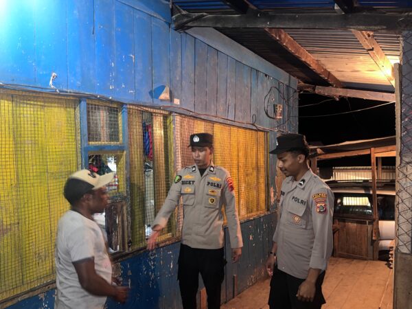Pastikan Wilayah Tetap Aman, Regu II Polsek Kelila Gelar Patroli Jalan Kaki dan Sampaikan Pesan Kamtibmas