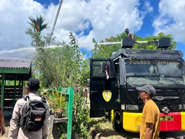 Respons Cepat Layanan 110, Polres Teluk Bintuni Terjunkan Personel dan Mobil AWC Jinakkan Api di Kampung Lama