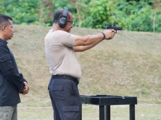 Kapolda Papua Barat Bersama Para PJU Laksanakan Latihan Menembak