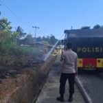 Respon Cepat Musim Kemarau Dan Karhutla: Awc Polres Teluk Bintuni Padamkan Kebakaran Lahan di Jalan Poros Tuasai