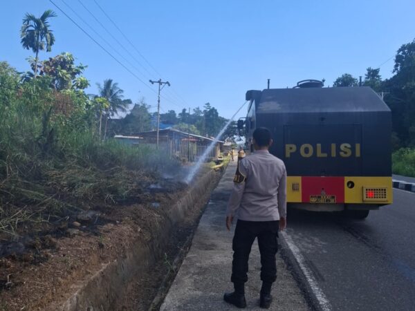 Respon Cepat Musim Kemarau Dan Karhutla: Awc Polres Teluk Bintuni Padamkan Kebakaran Lahan di Jalan Poros Tuasai