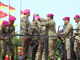 Wakil Panglima TNI dan Sejumlah Pejabat Negara Terima Warga Kehormatan dan Brevet Korps Marinir