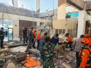 TNI Kerahkan Personel, Hercules, dan KRI Bantu Masyarakat Terdampak Gempa NTT