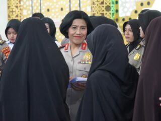 Sambut HUT ke-78 Polwan RI, Polwan Polda Papua Barat Salurkan Al-Qur'an dan Gelar Ibadah Bersama di Masjid Al-Muhajirin