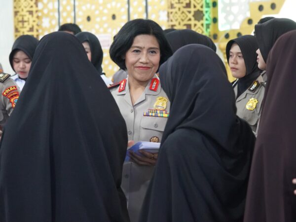 Sambut HUT ke-78 Polwan RI, Polwan Polda Papua Barat Salurkan Al-Qur'an dan Gelar Ibadah Bersama di Masjid Al-Muhajirin