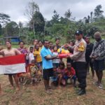 Jelang HUT ke-81 RI, Bhabinkamtibmas Polres Kaimana Berbagi Bola untuk Warga Binaan