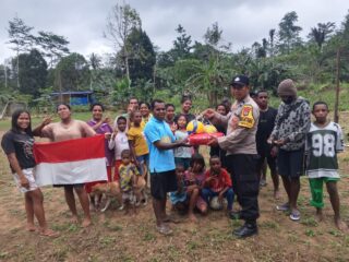 Jelang HUT ke-81 RI, Bhabinkamtibmas Polres Kaimana Berbagi Bola untuk Warga Binaan