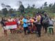 Jelang HUT ke-81 RI, Bhabinkamtibmas Polres Kaimana Berbagi Bola untuk Warga Binaan