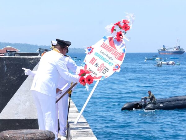 Upacara Ziarah Laut Peringati HUT ke-81 Kemerdekaan RI, Forkopimda Papua Barat Tabur Bunga untuk Mengenang Jasa Para Pahlawan