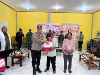 Satbrimob Polda Papua Barat dan Yayasan Peduli Kasih Bagikan Ratusan Paket Sembako di HUT Ke-81 RI