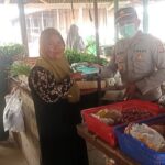 Polsek Bomberay Dampingi Pembagian 200 Masker Gratis untuk Warga di Tengah Karhutla