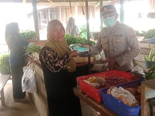 Polsek Bomberay Dampingi Pembagian 200 Masker Gratis untuk Warga di Tengah Karhutla