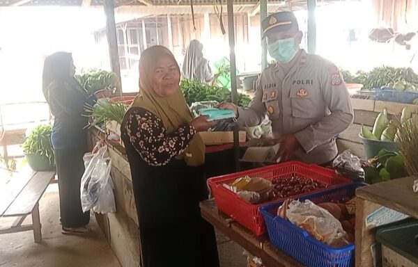 Polsek Bomberay Dampingi Pembagian 200 Masker Gratis untuk Warga di Tengah Karhutla