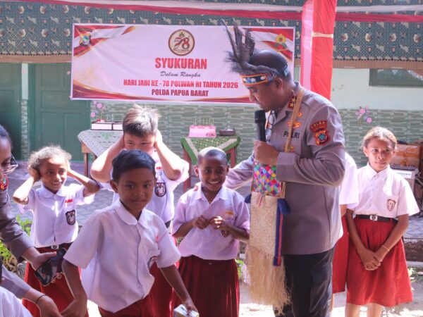 Sambut Hari Jadi ke-78 Polwan, Polwan Polda Papua Barat Gelar Syukuran dan Bakti Sosial di SD Negeri 15 Maripi