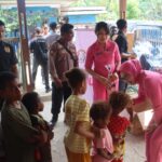 Bhayangkari Peduli, Senyum Anak-Anak Moskona Menghangatkan Peringatan HKGB ke-74 di Teluk Bintuni