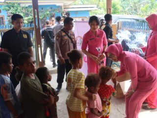 Bhayangkari Peduli, Senyum Anak-Anak Moskona Menghangatkan Peringatan HKGB ke-74 di Teluk Bintuni