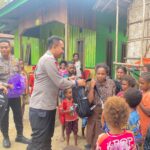 Kapolres Teluk Bintuni Salurkan Bantuan Sembako dan Perlengkapan Sekolah kepada Warga Moskona Utara Jauh