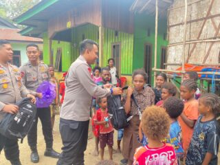 Kapolres Teluk Bintuni Salurkan Bantuan Sembako dan Perlengkapan Sekolah kepada Warga Moskona Utara Jauh