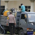 Di Tengah Kekeringan, Polres Fakfak Hadir Bawa 13.200 Liter Air Bersih untuk Gereja dan Pesantren