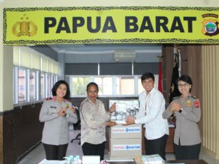 ‎Polda Papua Barat Terima Bantuan 5.000 Masker dari PT Pupuk Kaltim untuk Penanganan Karhutla