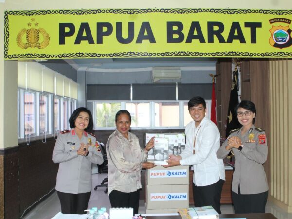 ‎Polda Papua Barat Terima Bantuan 5.000 Masker dari PT Pupuk Kaltim untuk Penanganan Karhutla