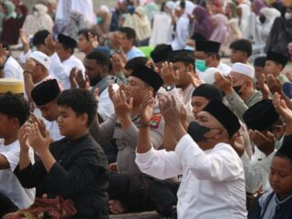 Polisi Bersama Masyarakat, Polres Fakfak Ikut Sholat Istisqa dan Pastikan Kegiatan Berjalan Aman