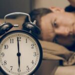 Terbangun Sebelum Alarm, Wajar atau Tanda Gangguan Tidur?
