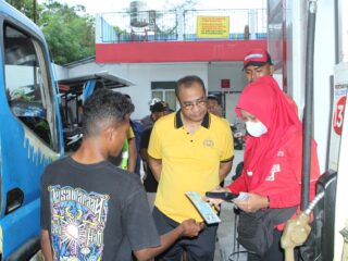 ‎Kapolda Papua Barat Tinjau Antrean BBM di SPBU Sowi 4 Manokwari, Pastikan Pelayanan Berjalan Tertib