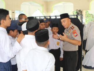 Sambut HUT Humas Polri Ke-75,Bidhumas Polda Papua Barat Gelar Bakti Sosial dan Sosialisasi HIV/Aids di Pondok Pesantren Hidayatullah